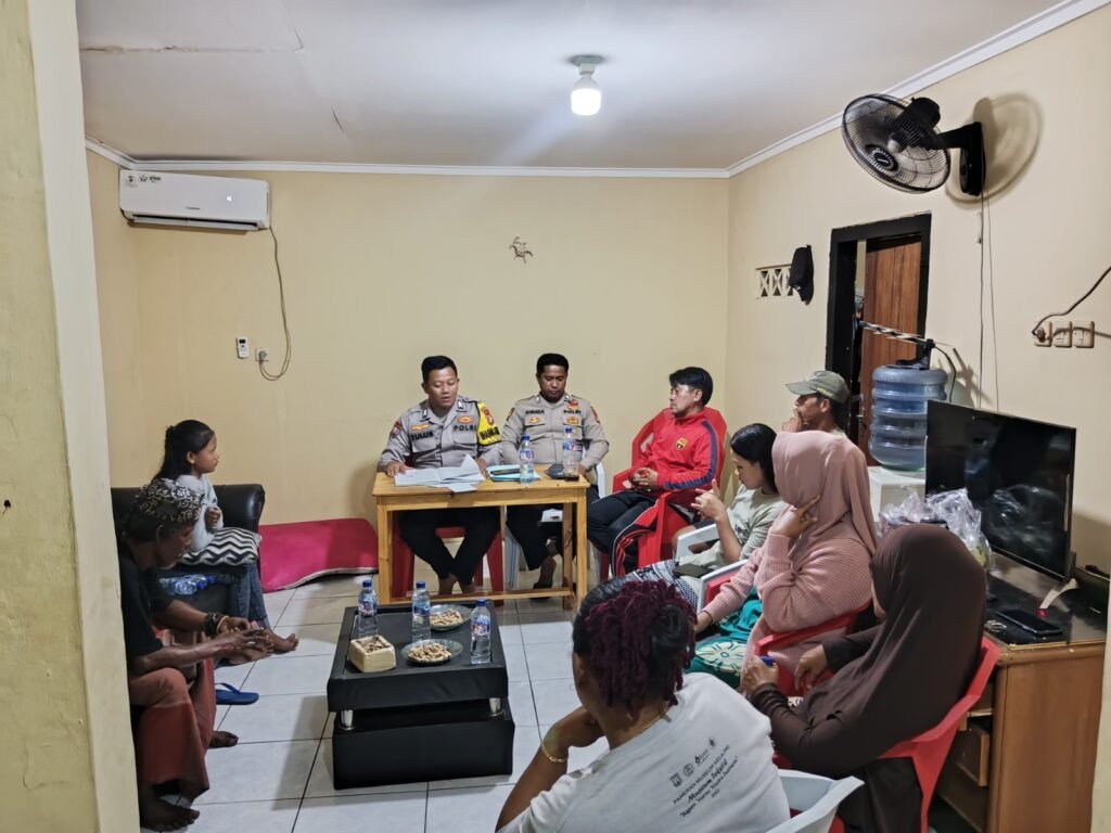 Portal Berita Indonesia dan Dunia Terkini Hari Ini, Update Harian Terbaru, Terlengkap, Tajam, Aktual dan Berimbang. Bersama Bhabinkamtibmas Lakukan Problem Solving Kasus Perkelahian Remaja Putri - Teropong Rakyat