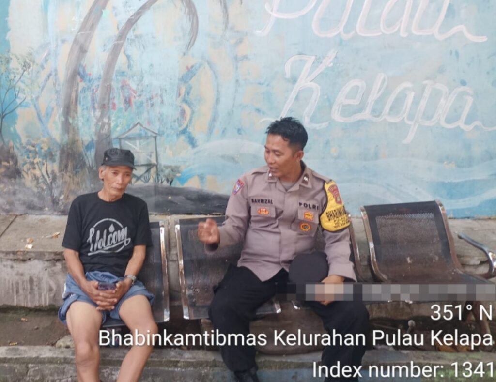 Portal Berita Indonesia dan Dunia Terkini Hari Ini, Update Harian Terbaru, Terlengkap, Tajam, Aktual dan Berimbang. Bhabinkamtibmas Pulau Kelapa Sambangi Tokoh Masyarakat, Jalin Sinergi Keamanan Wilayah - Teropong Rakyat