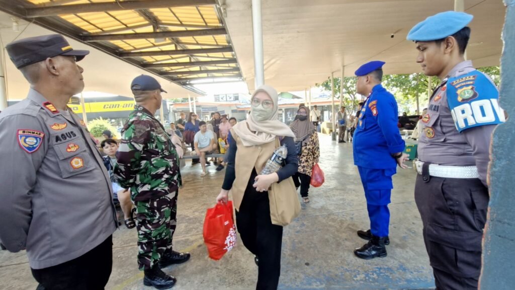 Portal Berita Indonesia dan Dunia Terkini Hari Ini, Update Harian Terbaru, Terlengkap, Tajam, Aktual dan Berimbang. Polres Kepulauan Seribu Bersama TNI dan Instansi Terkait Amankan Keberangkatan Wisatawan - Teropong Rakyat