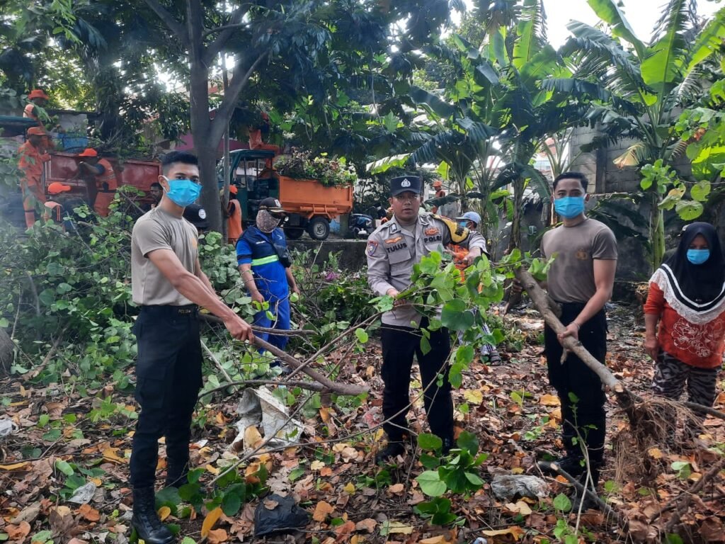 Portal Berita Indonesia dan Dunia Terkini Hari Ini, Update Harian Terbaru, Terlengkap, Tajam, Aktual dan Berimbang. Bhabinkamtibmas Pulau Lancang Bersama Warga RW 02 Gelar Kerja Bakti, Wujud Polisi Humanis dan Peduli Lingkungan - Teropong Rakyat