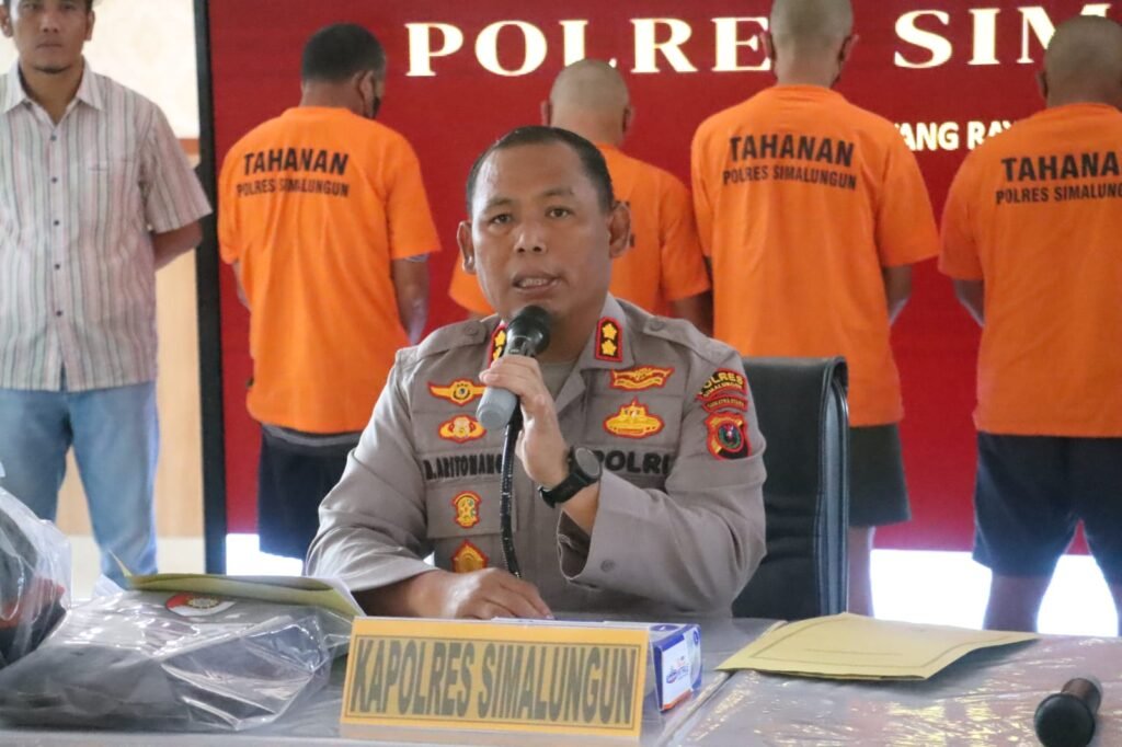 Portal Berita Indonesia dan Dunia Terkini Hari Ini, Update Harian Terbaru, Terlengkap, Tajam, Aktual dan Berimbang. Kapolres Simalungun menggelar konferensi pers pengungkapan kasus pencabulan anak di bawah umur dengan modus ancaman penyebaran video korban - Teropong Rakyat