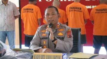 Kapolres Simalungun menggelar konferensi pers pengungkapan kasus pencabulan anak di bawah umur dengan modus ancaman penyebaran video korban