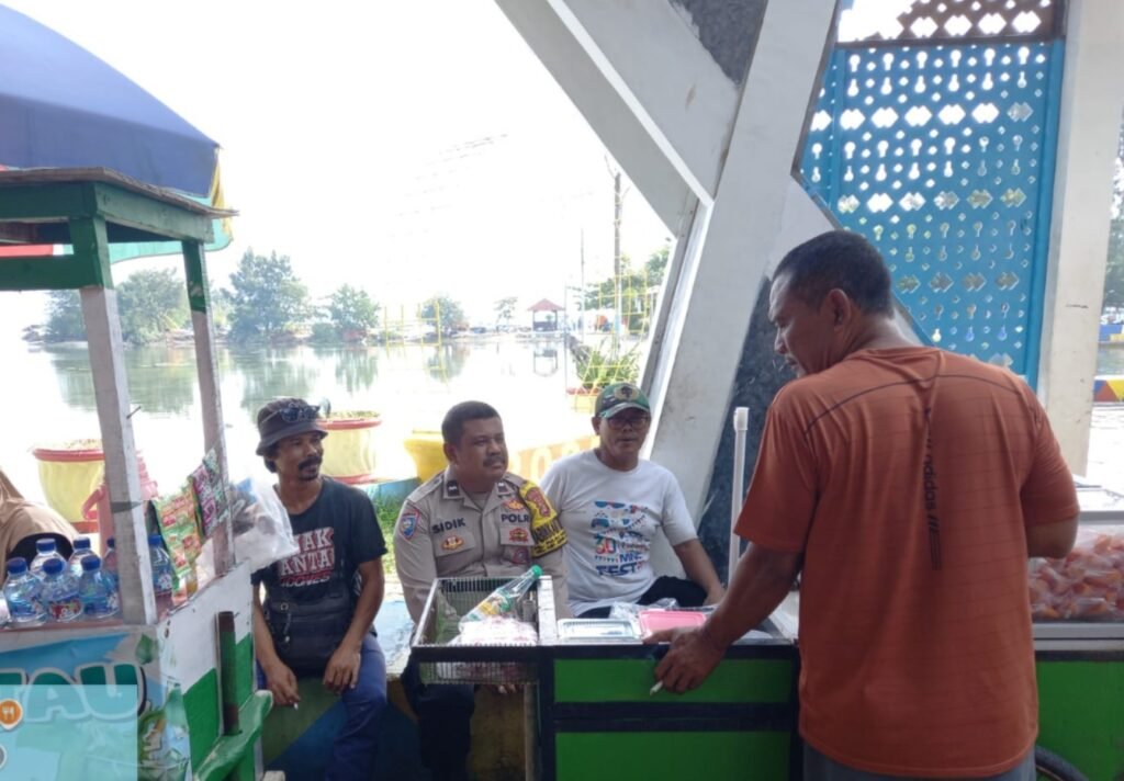 Portal Berita Indonesia dan Dunia Terkini Hari Ini, Update Harian Terbaru, Terlengkap, Tajam, Aktual dan Berimbang. Bhabinkamtibmas Pulau Harapan Sambang Tokoh Masyarakat, Wujudkan Kerja Sama Jaga Keamanan Wilayah - Teropong Rakyat