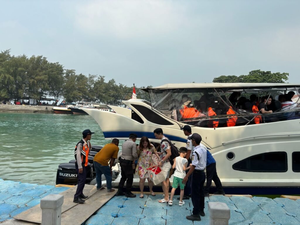 Portal Berita Indonesia dan Dunia Terkini Hari Ini, Update Harian Terbaru, Terlengkap, Tajam, Aktual dan Berimbang. Kawal Keamanan Dermaga Pulau Penduduk, Cegah Narkoba dan Miras Masuk Wilayah - Teropong Rakyat