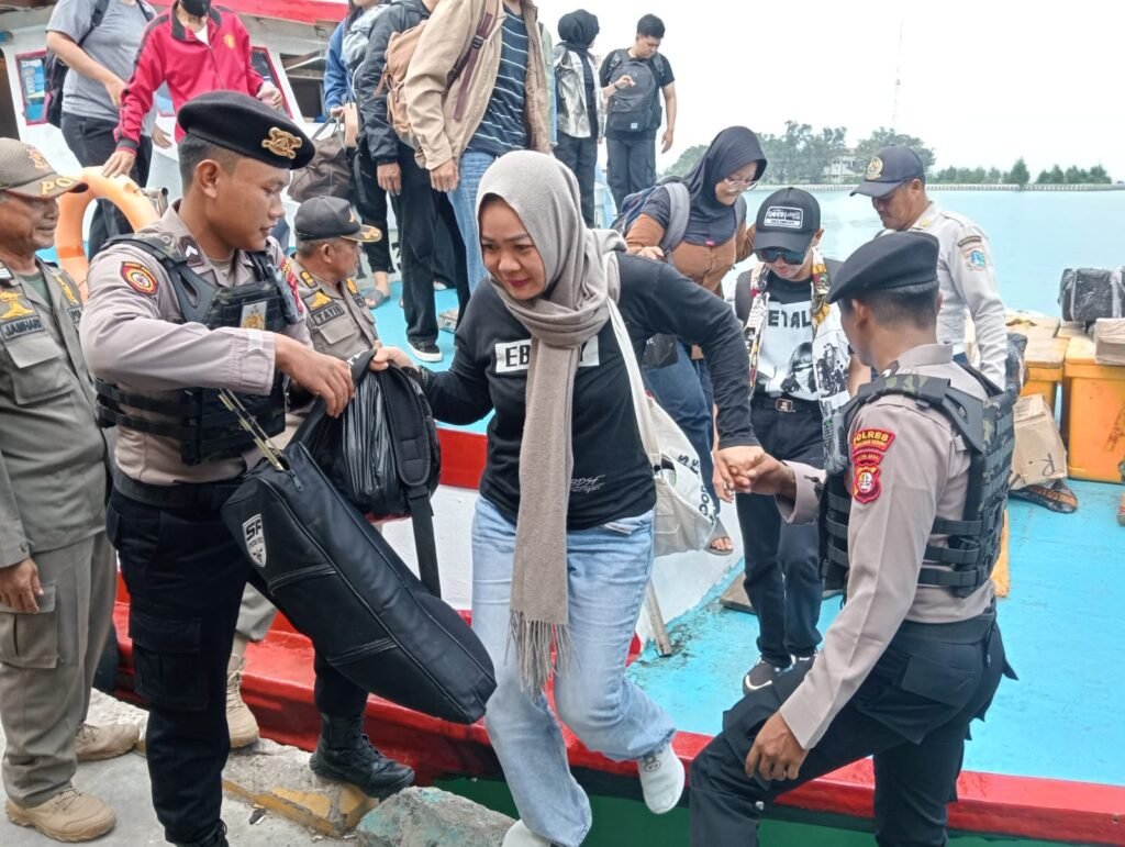 Portal Berita Indonesia dan Dunia Terkini Hari Ini, Update Harian Terbaru, Terlengkap, Tajam, Aktual dan Berimbang. Polsek Kepulauan Seribu Utara Bantu Penumpang Turun dari Kapal - Teropong Rakyat