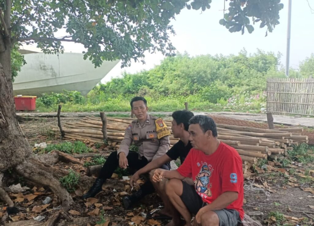 Bhabinkamtibmas Pulau Kelapa Sambangi Tokoh Masyarakat,  Sinergi Keamanan Wilayah - Teropong Rakyat