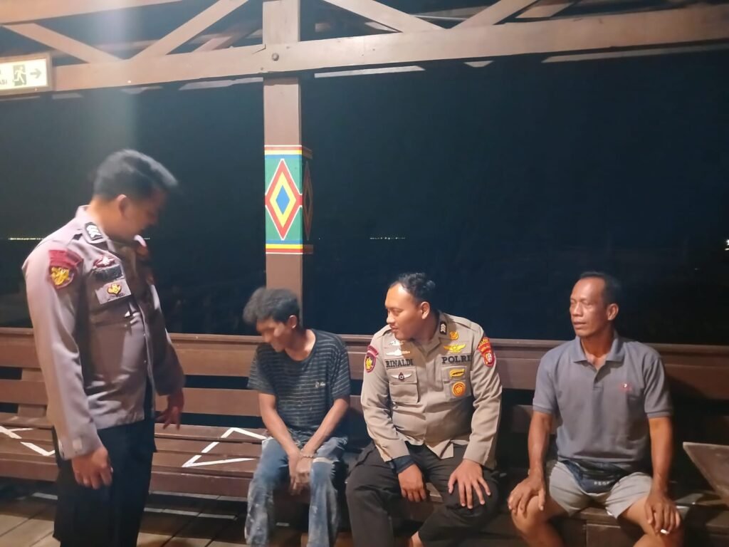 Portal Berita Indonesia dan Dunia Terkini Hari Ini, Update Harian Terbaru, Terlengkap, Tajam, Aktual dan Berimbang. Polsek Kepulauan Seribu Utara Patroli Malam Himbau Warga Tak Terlibat Judi Online - Teropong Rakyat