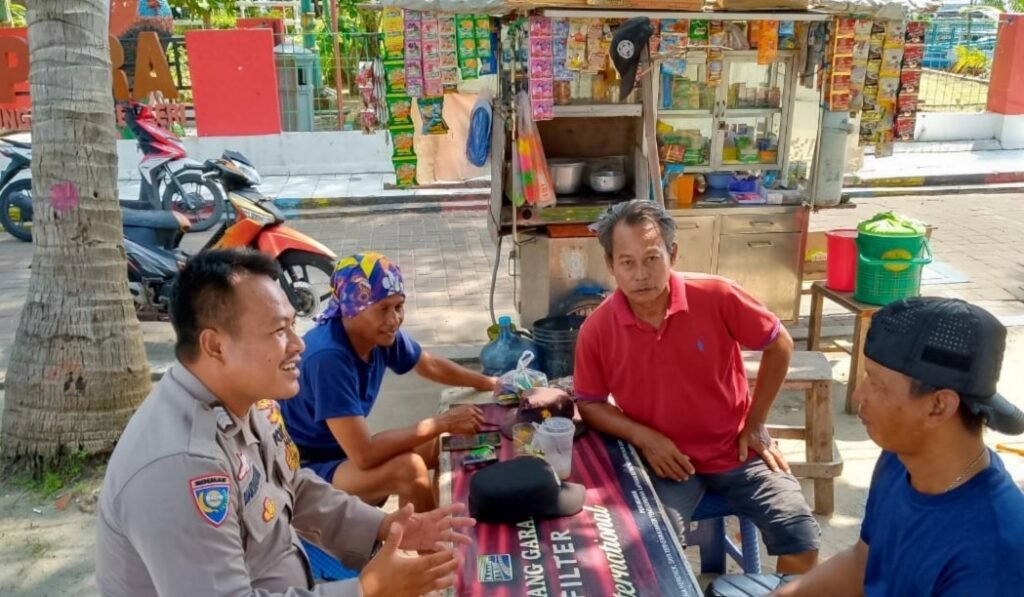 Portal Berita Indonesia dan Dunia Terkini Hari Ini, Update Harian Terbaru, Terlengkap, Tajam, Aktual dan Berimbang. Bhabinkamtibmas Pulau Pramuka Sambangi Tokoh Masyarakat, Perkuat Sinergi Tangkal Premanisme - Teropong Rakyat