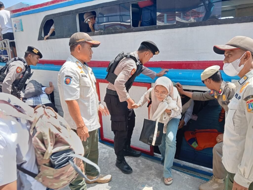 Portal Berita Indonesia dan Dunia Terkini Hari Ini, Update Harian Terbaru, Terlengkap, Tajam, Aktual dan Berimbang. Polsek Kepulauan Seribu Utara Bantu Penumpang di Dermaga, Wujudkan Wisata Aman dan Nyaman - Teropong Rakyat