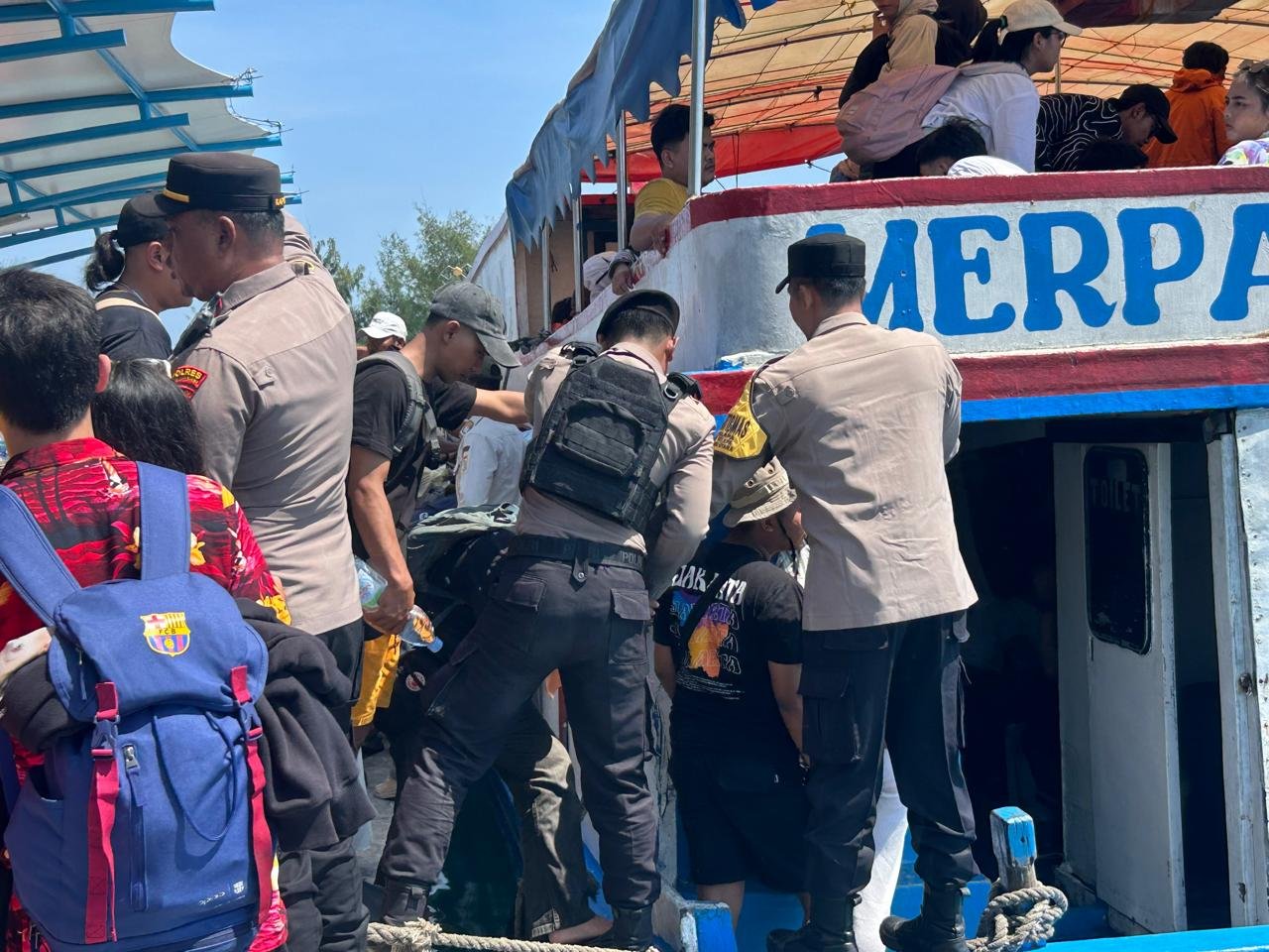 Polsek Kepulauan Seribu Utara Bantu Penumpang Turun dari Kapal, Wujudkan Pengamanan Humanis di Dermaga