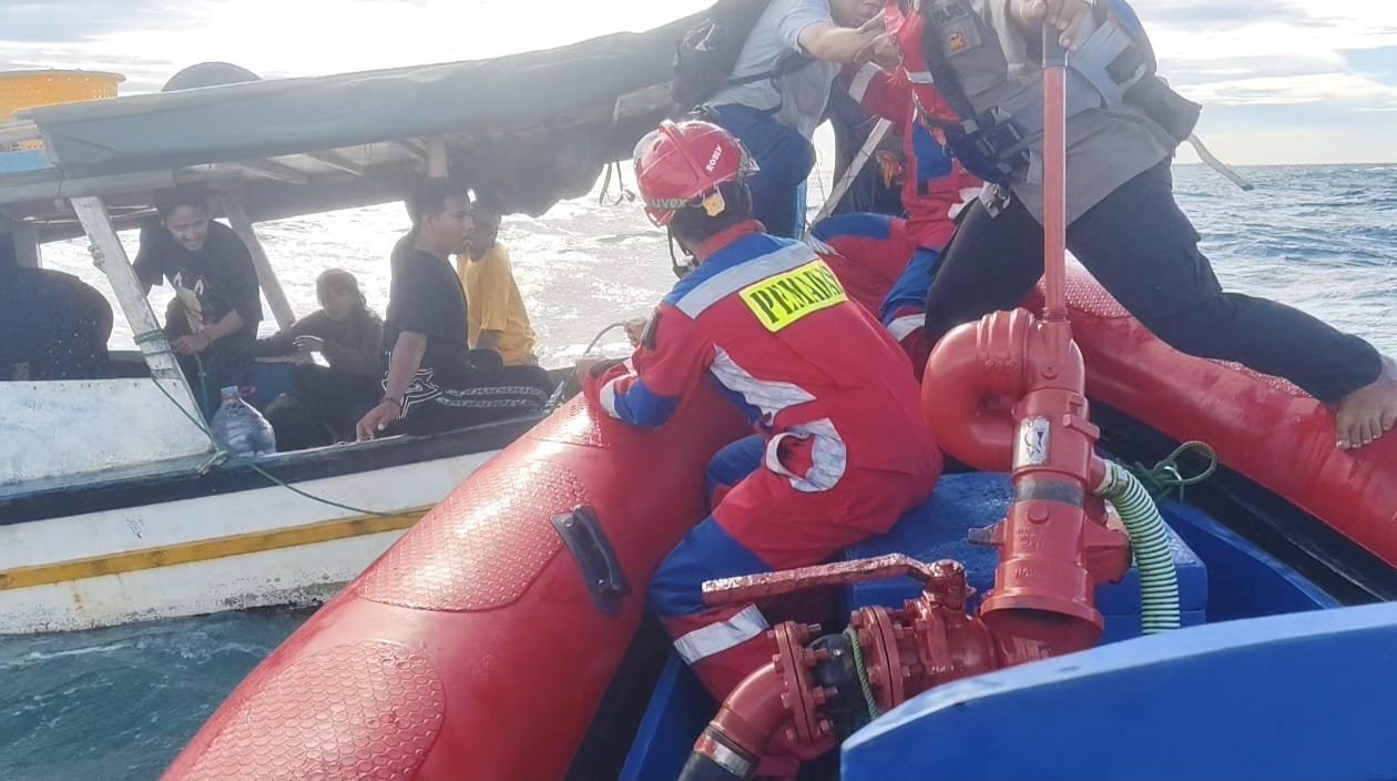 Portal Berita Indonesia dan Dunia Terkini Hari Ini, Update Harian Terbaru, Terlengkap, Tajam, Aktual dan Berimbang. Evakuasi KM. Barok yang Alami Kerusakan di Perairan Pulau Tikus - Teropong Rakyat