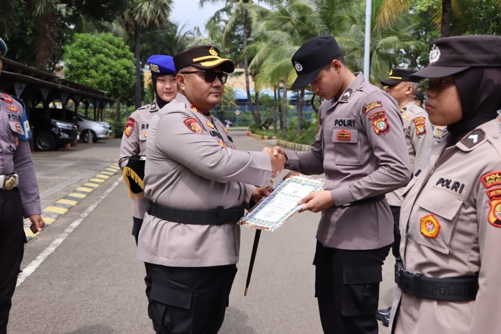 Portal Berita Indonesia dan Dunia Terkini Hari Ini, Update Harian Terbaru, Terlengkap, Tajam, Aktual dan Berimbang. Kapolres Kepulauan Seribu Berikan Penghargaan kepada 36 Personel Berprestasi - Teropong Rakyat