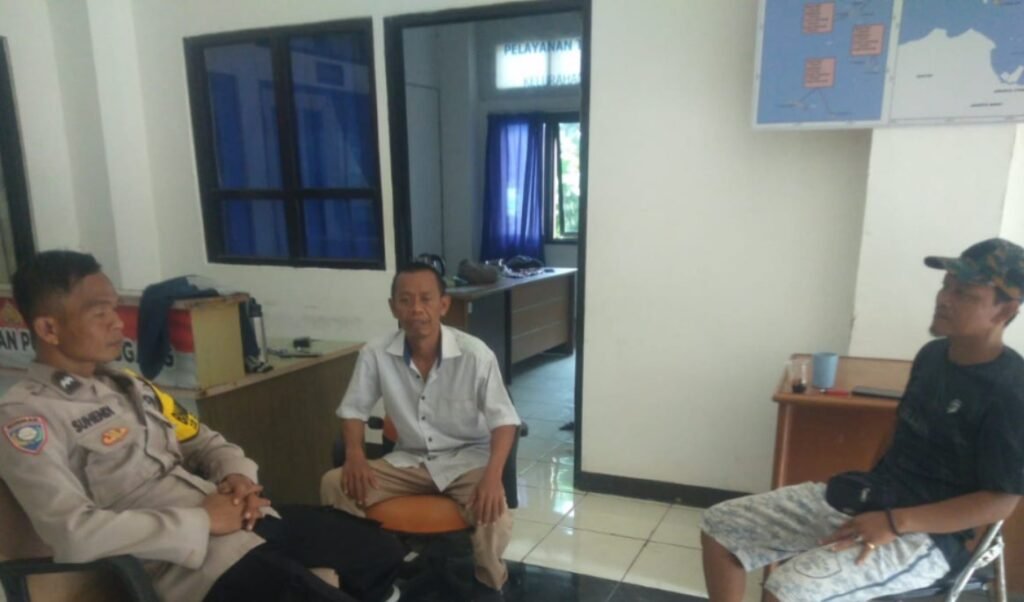Portal Berita Indonesia dan Dunia Terkini Hari Ini, Update Harian Terbaru, Terlengkap, Tajam, Aktual dan Berimbang. Cegah Premanisme, Bhabinkamtibmas Pulau Panggang Gandeng Tokoh Masyarakat Jaga Keamanan Wilayah - Teropong Rakyat
