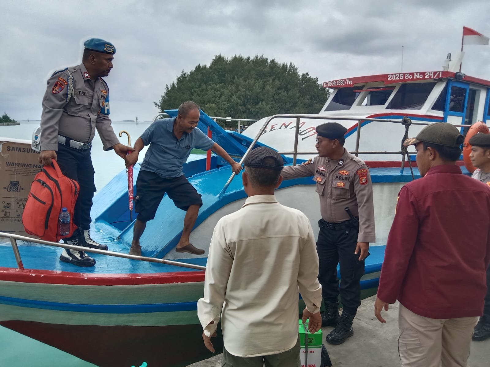 Polsek Kepulauan Seribu Utara Bantu Penumpang Turun dari Kapal, dan Pengamanan Dermaga
