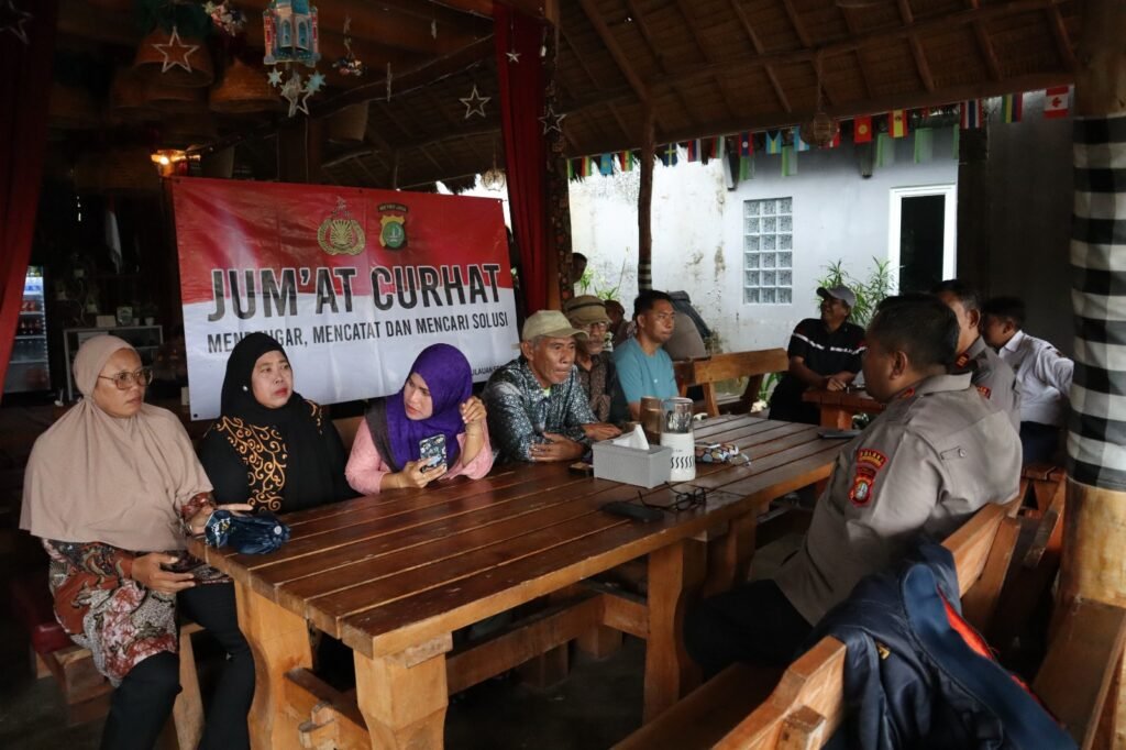 Portal Berita Indonesia dan Dunia Terkini Hari Ini, Update Harian Terbaru, Terlengkap, Tajam, Aktual dan Berimbang. Kapolres Kepulauan Seribu Dengarkan Langsung Keluhan Warga - Teropong Rakyat