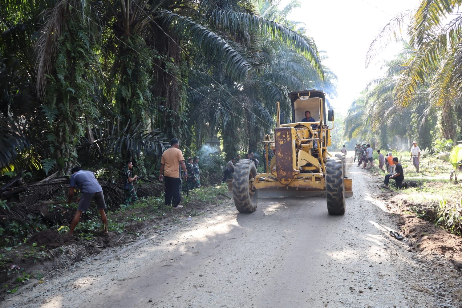 TMMD ke-124 Kodim 0320 Dumai: Pengerasan Jalan Sukajadi Capai 90 Persen di Hari ke-18 - Teropong Rakyat