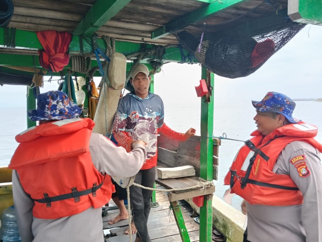 Portal Berita Indonesia dan Dunia Terkini Hari Ini, Update Harian Terbaru, Terlengkap, Tajam, Aktual dan Berimbang. Sambangi Nelayan Saat Patroli Laut: Himbau Gunakan Life Jacket dan Siapkan APAR - Teropong Rakyat