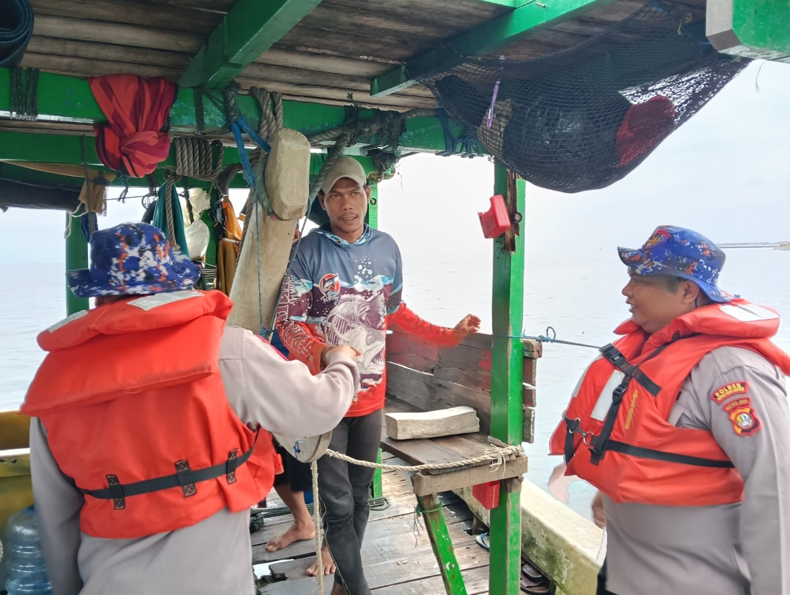 Sambangi Nelayan Saat Patroli Laut: Himbau Gunakan Life Jacket dan Siapkan APAR