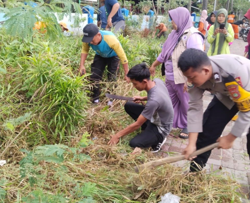 Bhabinkamtibmas Pulau Tidung Turut Serta dalam Kerja Bakti Bersama Warga