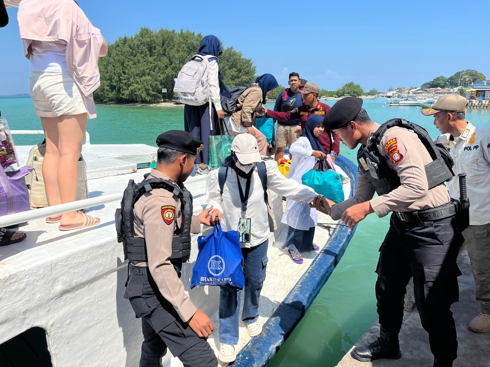 Bantu Penumpang di Dermaga, Cegah Sajam dan Narkoba Masuk Pulau