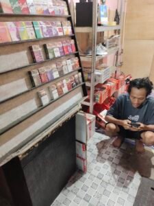 Portal Berita Indonesia dan Dunia Terkini Hari Ini, Update Harian Terbaru, Terlengkap, Tajam, Aktual dan Berimbang. Peredaran Rokok Ilegal di Rorotan Diduga Dibekingi Oknum, Aparat Diminta Bertindak Tegas - Teropongrakyat.co