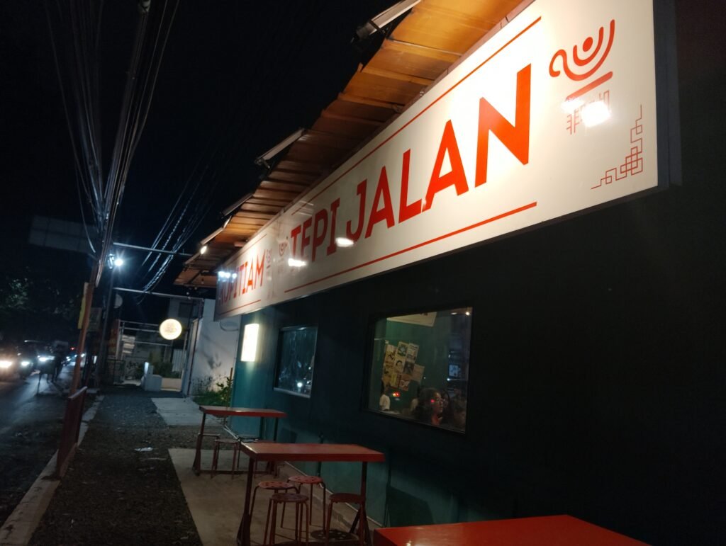 Portal Berita Indonesia dan Dunia Terkini Hari Ini, Update Harian Terbaru, Terlengkap, Tajam, Aktual dan Berimbang. Kopi Tiam Tepi Jalan: Bukti Kebangkitan Kuliner Bekasi - Teropong Rakyat