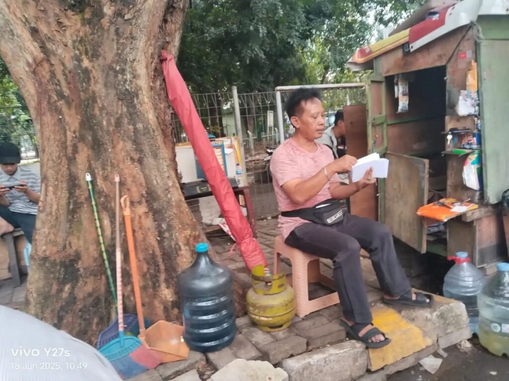 Portal Berita Indonesia dan Dunia Terkini Hari Ini, Update Harian Terbaru, Terlengkap, Tajam, Aktual dan Berimbang. Praktik Calo dan Bagi-Bagi Amplop di Satpas Bekasi Kota Masih Menjamur, APH Sengaja Tutup Mata? - Teropongrakyat.co