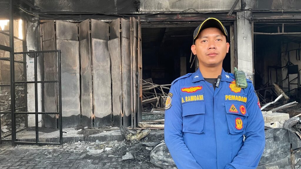 Portal Berita Indonesia dan Dunia Terkini Hari Ini, Update Harian Terbaru, Terlengkap, Tajam, Aktual dan Berimbang. Pasca 2 Hari Terbakar nya Gudang Beserta Toko Ban di Bekasi Tim Damkar Masih Lakukan Pendinginan - Teropong Rakyat