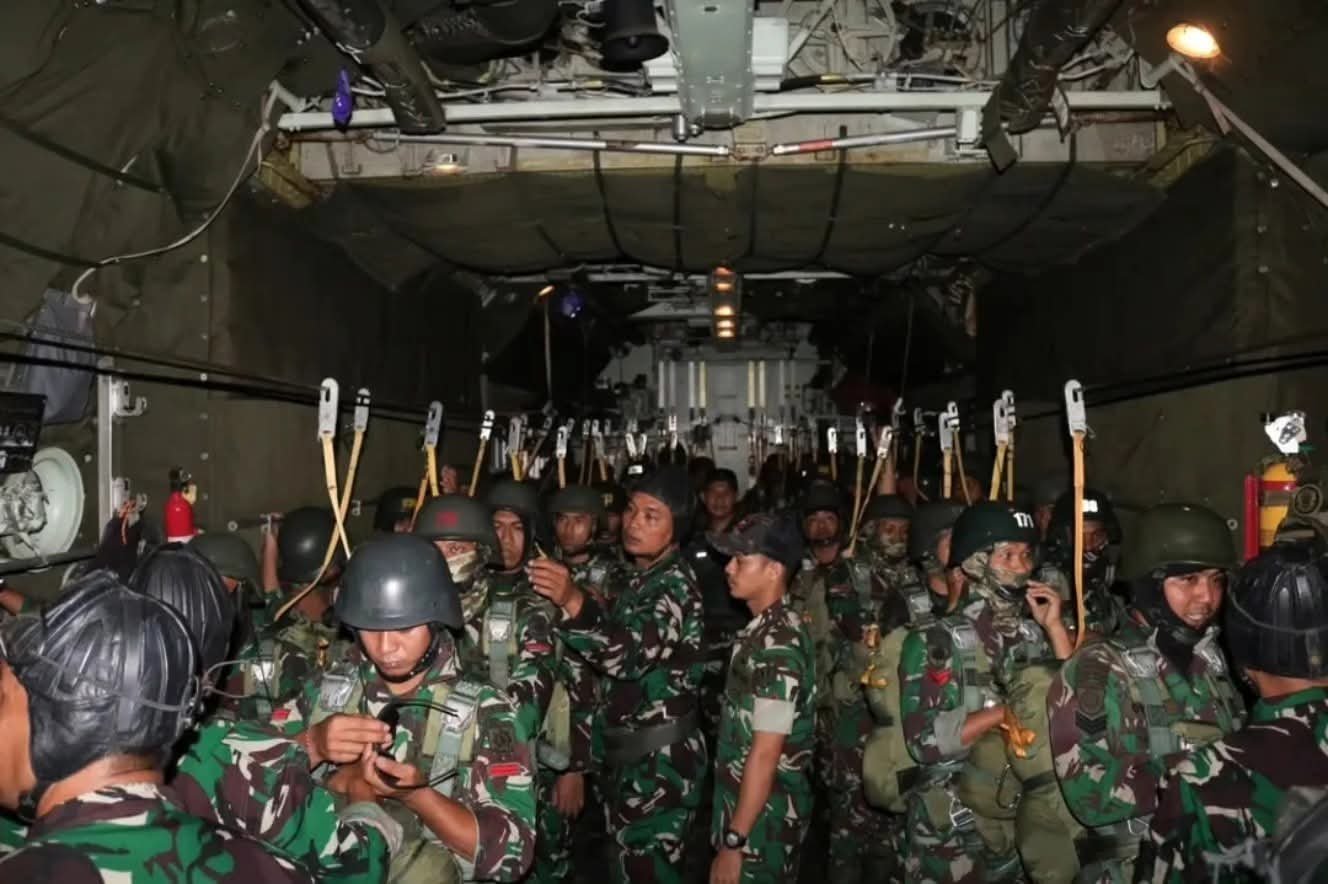 Portal Berita Indonesia dan Dunia Terkini Hari Ini, Update Harian Terbaru, Terlengkap, Tajam, Aktual dan Berimbang. Brigif 3 Kostrad Gelar Latihan Asah Kemampuan Lintas Udara Terjun Statik di Lanud Hasanuddin - Teropong Rakyat