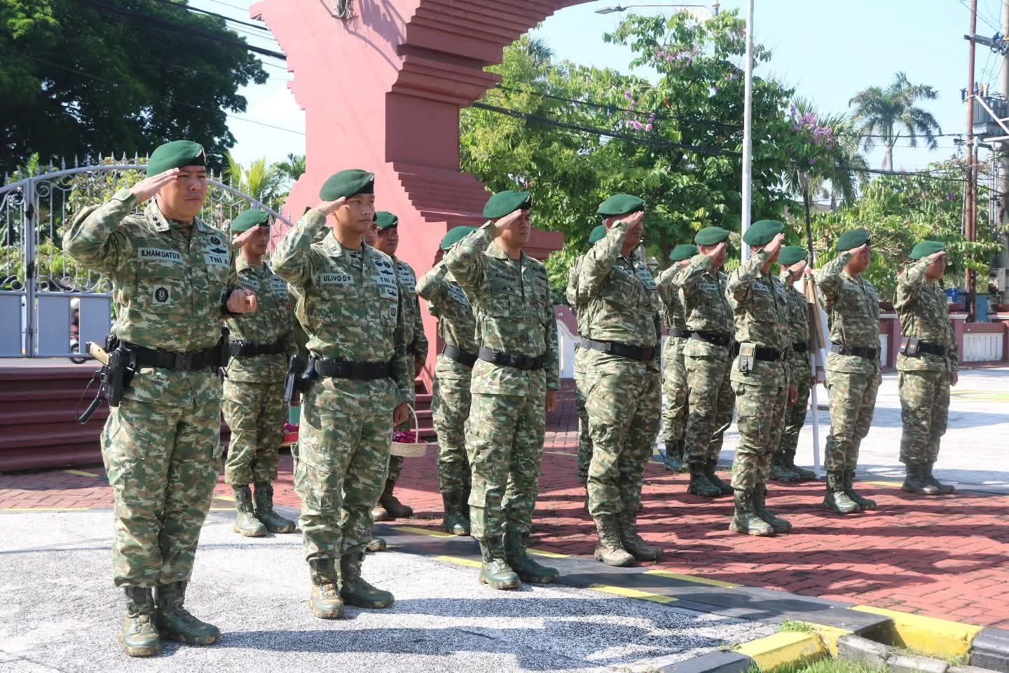 Portal Berita Indonesia dan Dunia Terkini Hari Ini, Update Harian Terbaru, Terlengkap, Tajam, Aktual dan Berimbang. HUT ke-58, Danyonif 411 Kostrad Pimpin Ziarah ke Makam Prajurit Yang Gugur di Medan Tugas - Teropong Rakyat