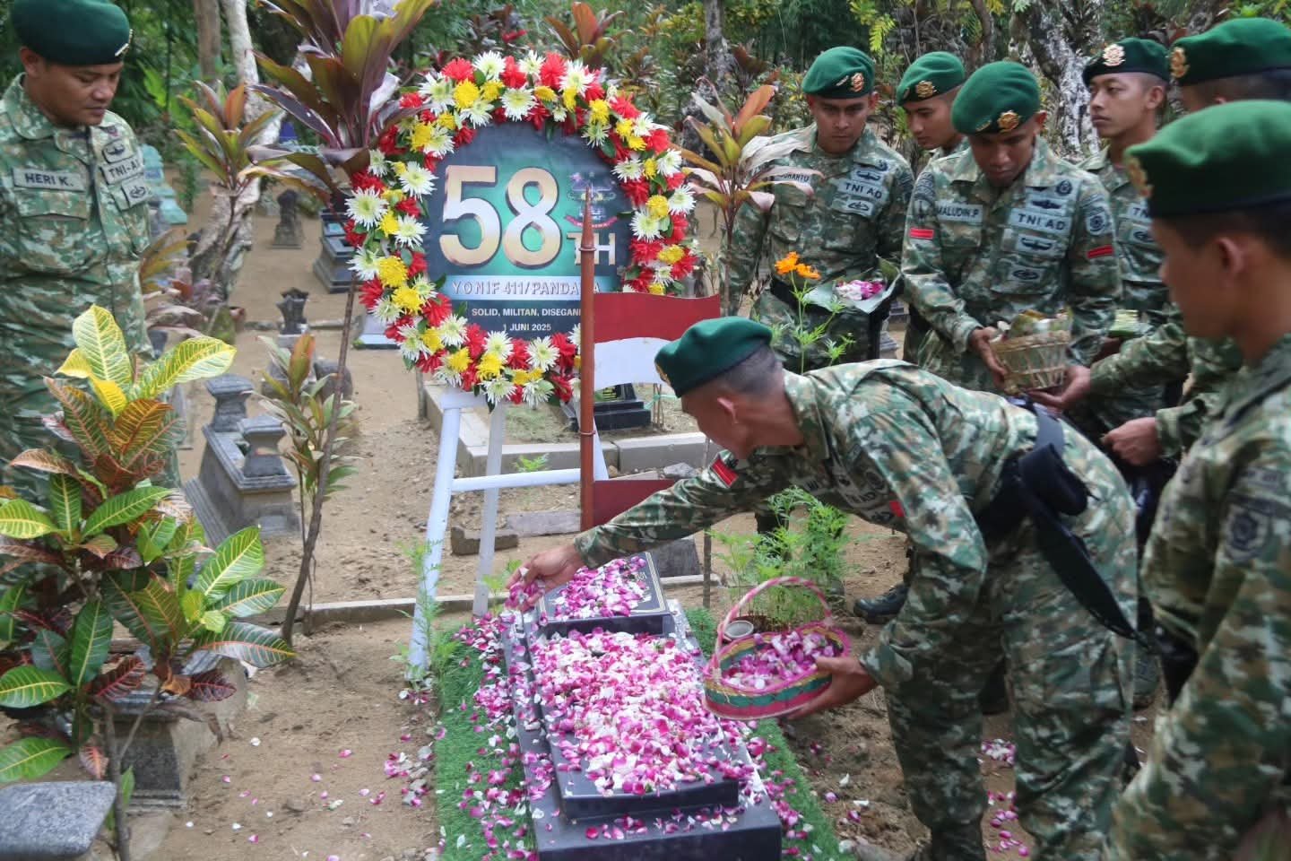 HUT ke-58, Danyonif 411 Kostrad Pimpin Ziarah ke Makam Prajurit Yang Gugur di Medan Tugas