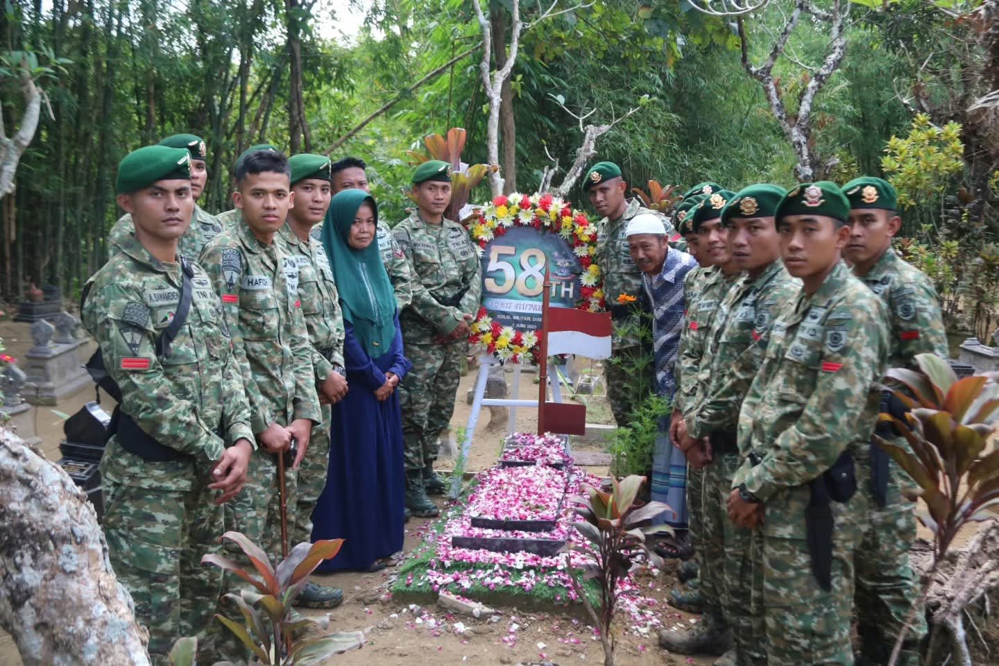 Portal Berita Indonesia dan Dunia Terkini Hari Ini, Update Harian Terbaru, Terlengkap, Tajam, Aktual dan Berimbang. HUT ke-58, Danyonif 411 Kostrad Pimpin Ziarah ke Makam Prajurit Yang Gugur di Medan Tugas - Teropong Rakyat