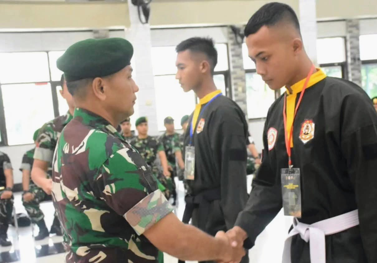 Portal Berita Indonesia dan Dunia Terkini Hari Ini, Update Harian Terbaru, Terlengkap, Tajam, Aktual dan Berimbang. Pembukaan Latihan Kader Pelatih Pencak Silat Militer Satjar Divif 1 Kostrad Tahun 2025 - Teropongrakyat.co