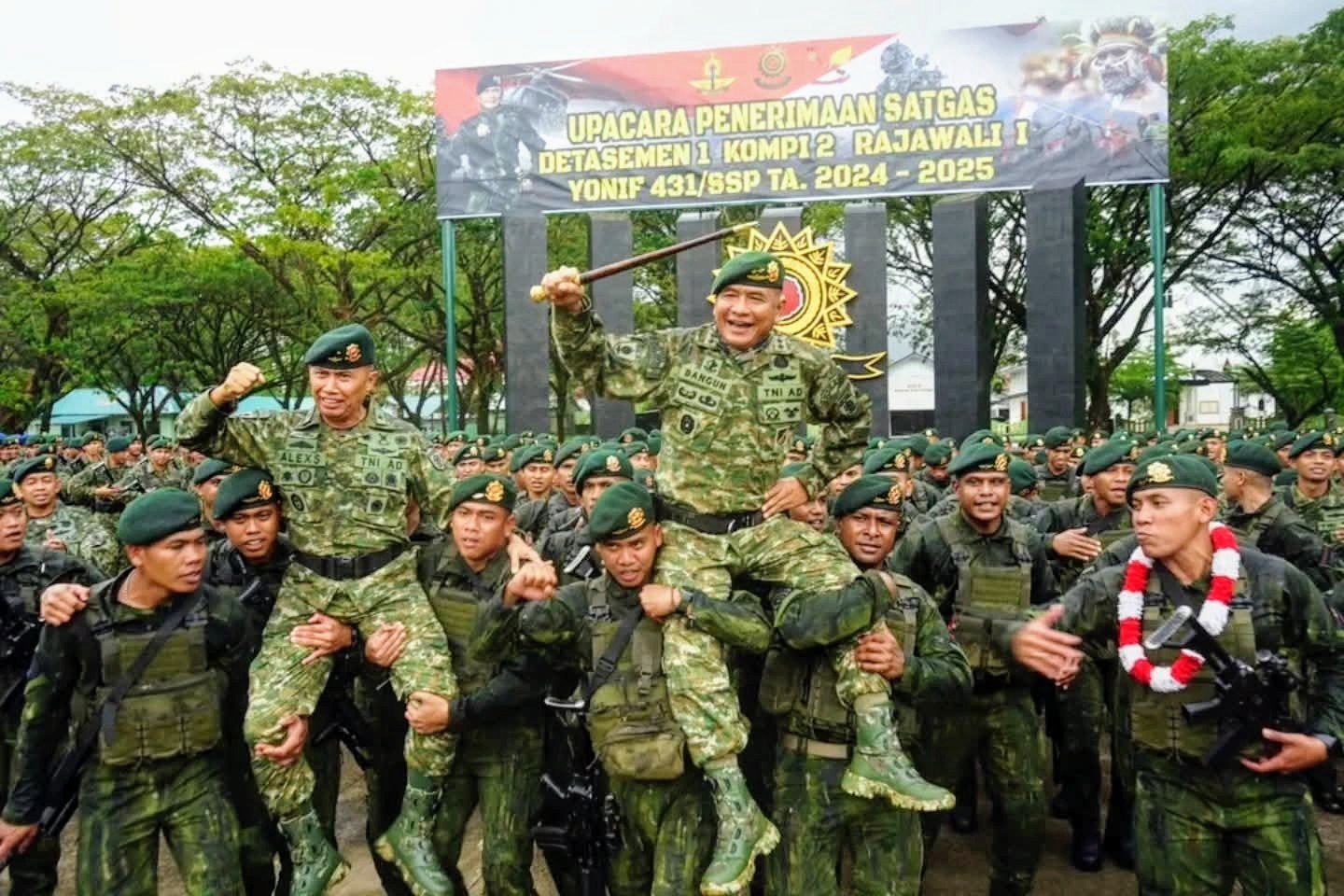 Portal Berita Indonesia dan Dunia Terkini Hari Ini, Update Harian Terbaru, Terlengkap, Tajam, Aktual dan Berimbang. Pangdivif 3 Kostrad Pimpin Upacara Penerimaan Satgas Yonif 431 Kostrad - Teropong Rakyat