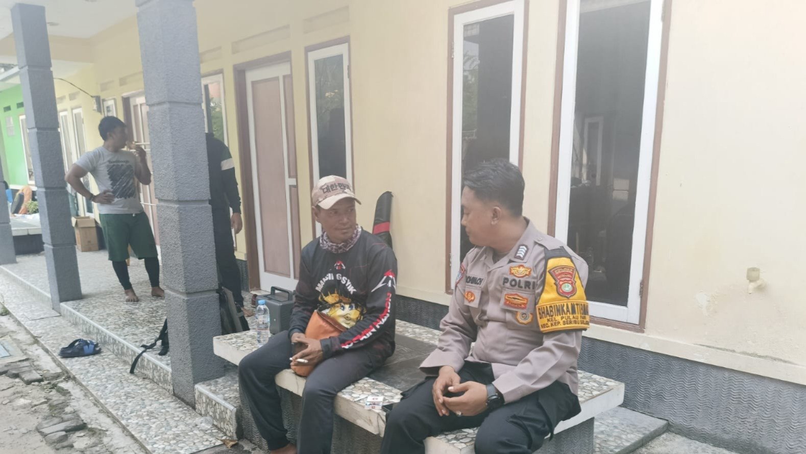 Bhabinkamtibmas Pulau Pari Sambang Tomas, Ajak Warga Tolak Premanisme