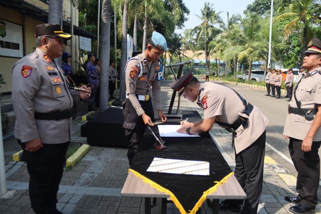 Portal Berita Indonesia dan Dunia Terkini Hari Ini, Update Harian Terbaru, Terlengkap, Tajam, Aktual dan Berimbang. Kapolres Kepulauan Seribu Pimpin Sertijab Kapolsek Kepulauan Seribu Selatan: Iptu Didik Tri Maryanto Gantikan AKP Sanyata Harsono - Teropong Rakyat