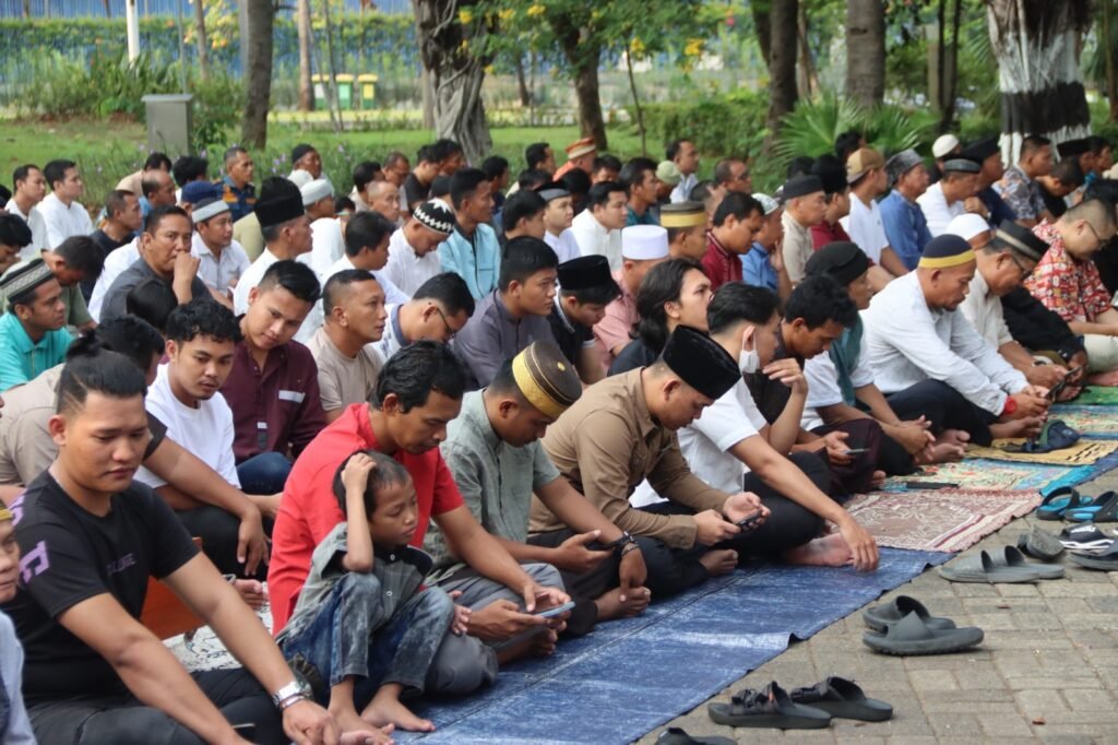 Portal Berita Indonesia dan Dunia Terkini Hari Ini, Update Harian Terbaru, Terlengkap, Tajam, Aktual dan Berimbang. Polres Kepulauan Seribu Gelar Sholat Idul Adha 1446 H di Masjid Baitul Jannah Marina Ancol - Teropong Rakyat