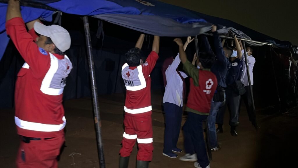 Portal Berita Indonesia dan Dunia Terkini Hari Ini, Update Harian Terbaru, Terlengkap, Tajam, Aktual dan Berimbang. PMI Jakarta Utara Kerahkan 27 Relawan Tangani Kebakaran Kapuk Muara, 3.200 Jiwa Mengungsi - Teropong Rakyat