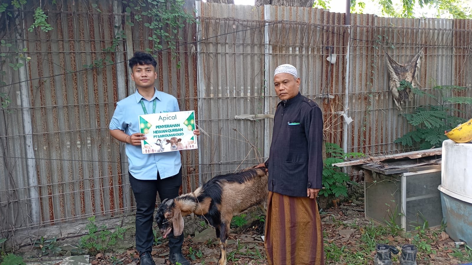 Peringati Hari Raya Idul Adha 1446 H 2025 M Apical Marunda Salurkan dan Berbagi Hewan Qurban Untuk Masyarakat Sekitar - Teropongrakyat.co