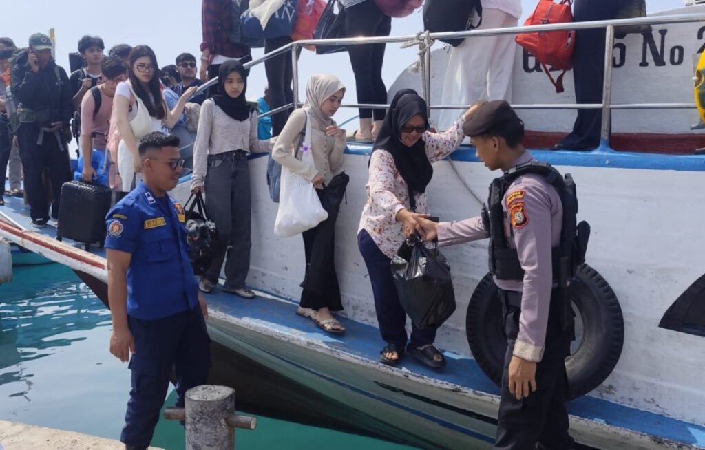 Portal Berita Indonesia dan Dunia Terkini Hari Ini, Update Harian Terbaru, Terlengkap, Tajam, Aktual dan Berimbang. Polisi Bantu Penumpang Turun Kapal, Amankan Dermaga Kepulauan Seribu Utara dari Sajam dan Narkoba - Teropong Rakyat