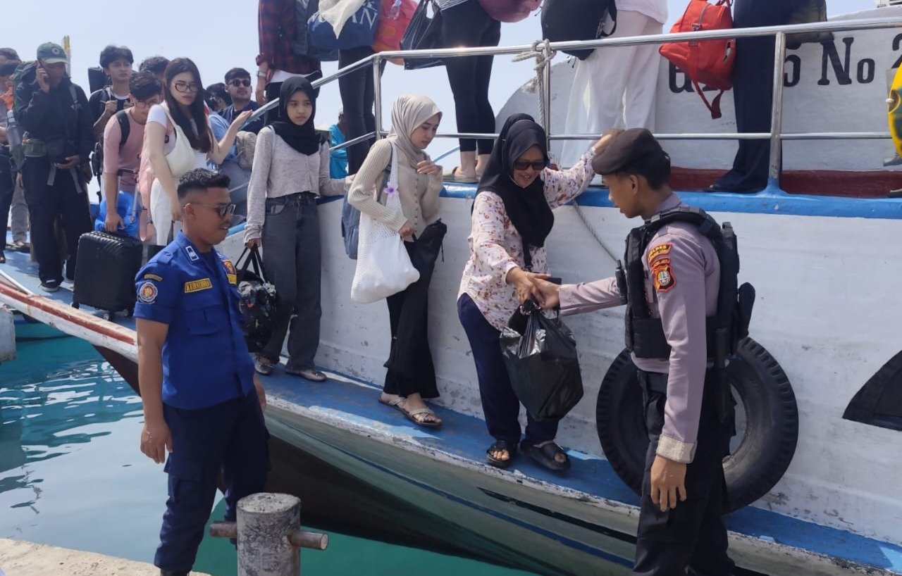 Polisi Bantu Penumpang Turun Kapal, Amankan Dermaga Kepulauan Seribu Utara dari Sajam dan Narkoba