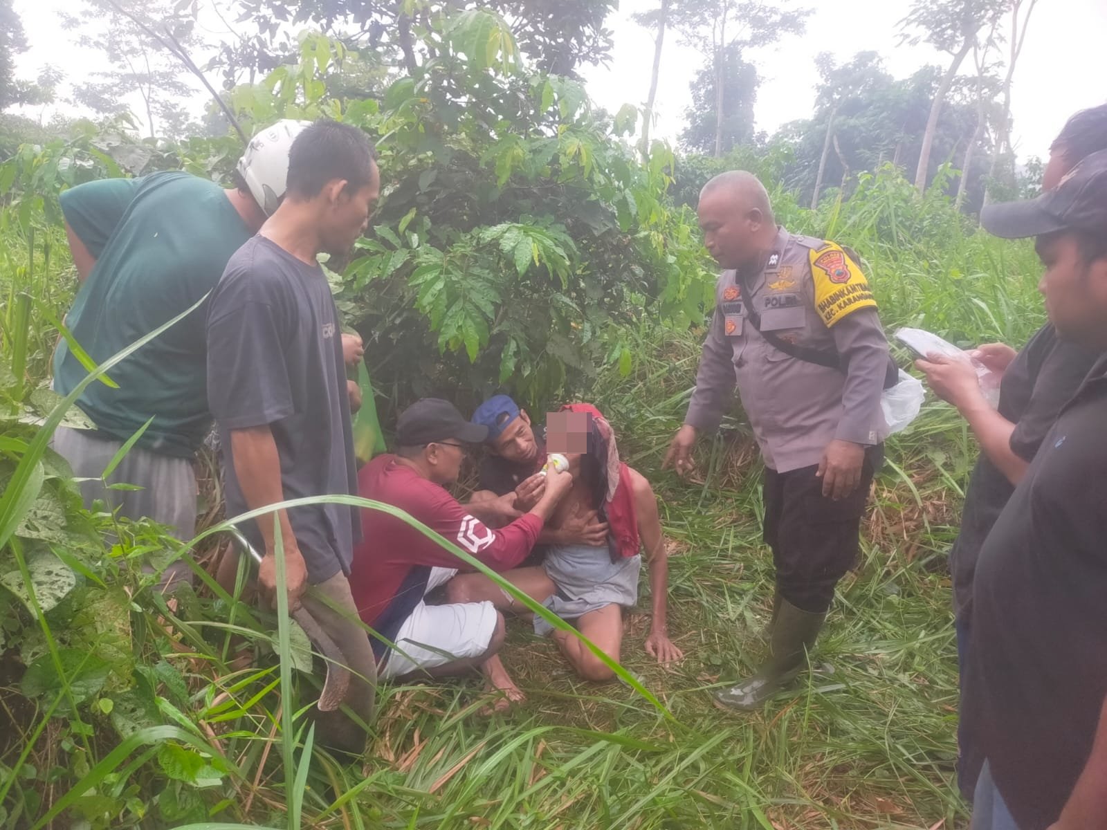 Polisi dan Warga Temukan Warga yang Hilang, Tersesat di Area Perkebunan - Teropongrakyat.co