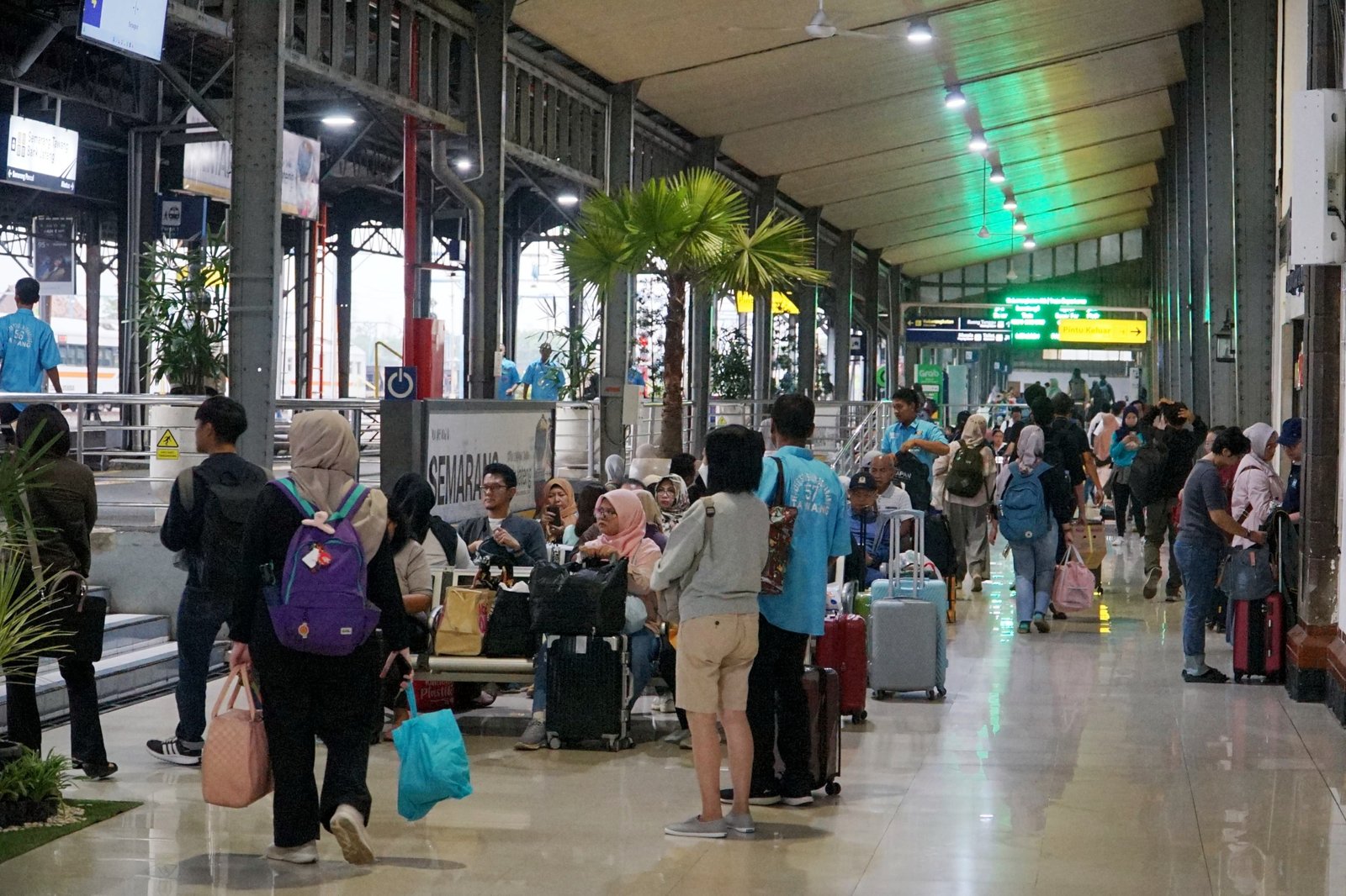 Libur Iduladha, Ribuan Penumpang Berangkat dari Stasiun Pekalongan - Teropong Rakyat