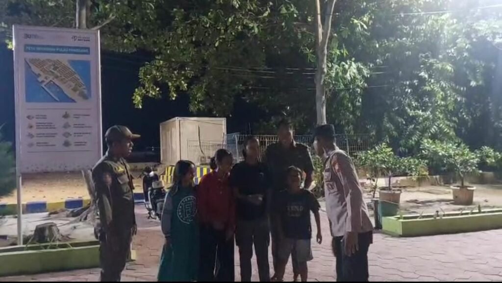 Portal Berita Indonesia dan Dunia Terkini Hari Ini, Update Harian Terbaru, Terlengkap, Tajam, Aktual dan Berimbang. Polisi Humanis Polsek Kepulauan Seribu Utara Gencarkan Patroli Malam, Cegah Guantibmas dan Premanisme - Teropong Rakyat