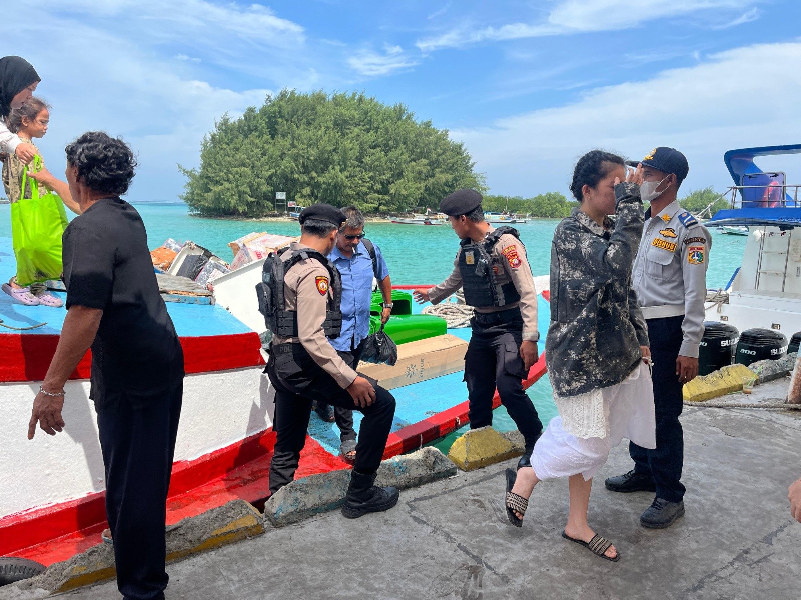 Bantu Penumpang Turun dari Kapal, Polsek Kepulauan Seribu Utara Pastikan Dermaga Aman dan Nyaman