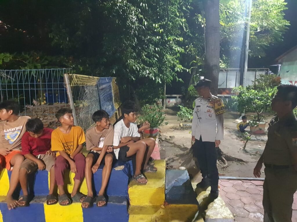 Portal Berita Indonesia dan Dunia Terkini Hari Ini, Update Harian Terbaru, Terlengkap, Tajam, Aktual dan Berimbang. Patroli Malam, Cegah Premanisme dan Tawuran Remaja di Kepulauan Seribu Utara - Teropong Rakyat