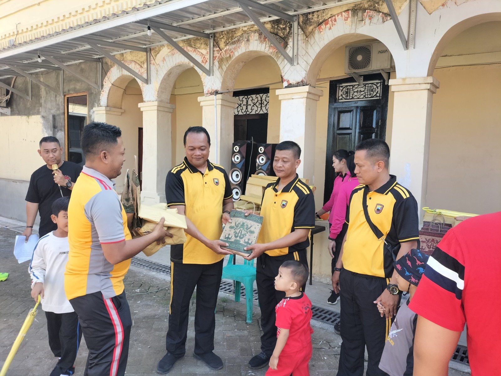 Polsek Kedungwuni Guyub Rukun Gelar Olahraga Bersama, Sambut HUT Bhayangkara Ke-79 - Teropongrakyat.co