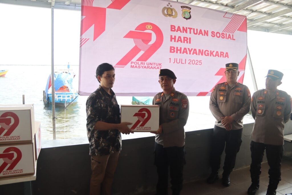 Polres Kepulauan Seribu Gelar Baksos HUT Bhayangkara ke-79, Salurkan Bantuan untuk Warga Pulau - Teropong Rakyat