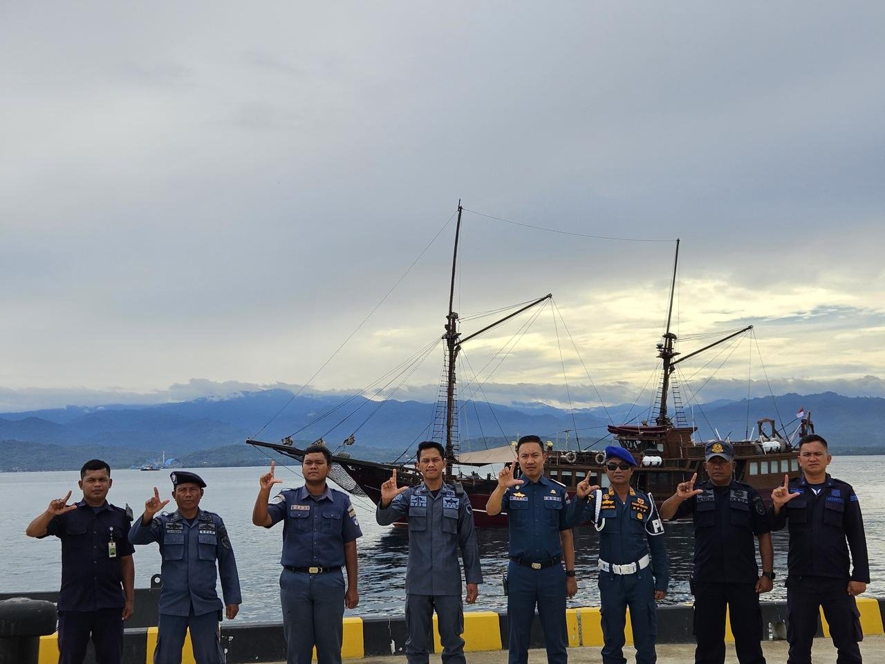 Jemput Wisatawan Asing Kapal Pesiar KM. Arenui Sandar Di Pelabuhan Donggala - Teropongrakyat.co