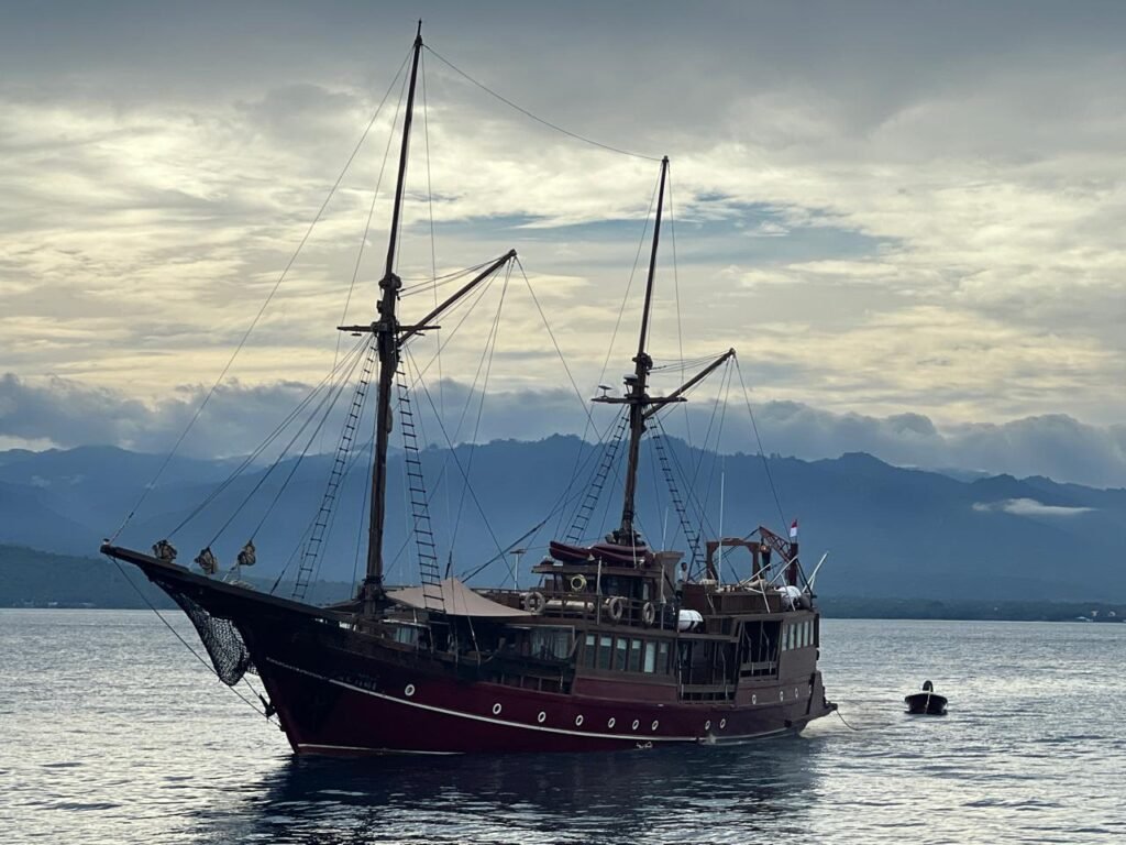 Jemput Wisatawan Asing Kapal Pesiar KM. Arenui Sandar Di Pelabuhan Donggala - Teropong Rakyat